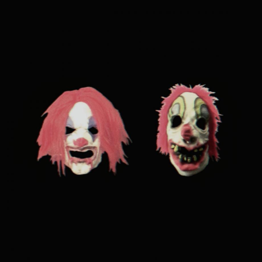 schwarzer Hintergrund mit zwei Clownsmasken