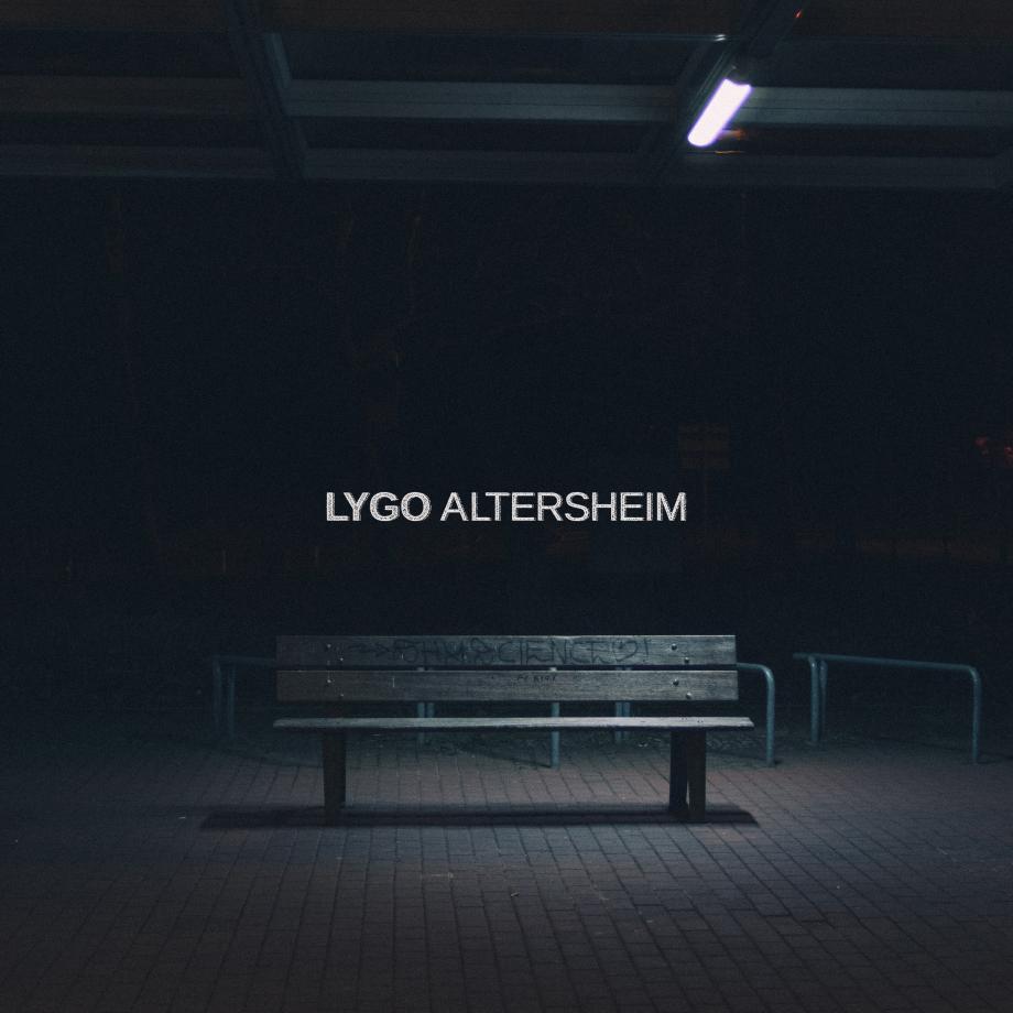 Single Cover zum Song Altersheim. Auf dem ist eine leere Parkbank in einer dunklen Umgebung zu sehen.