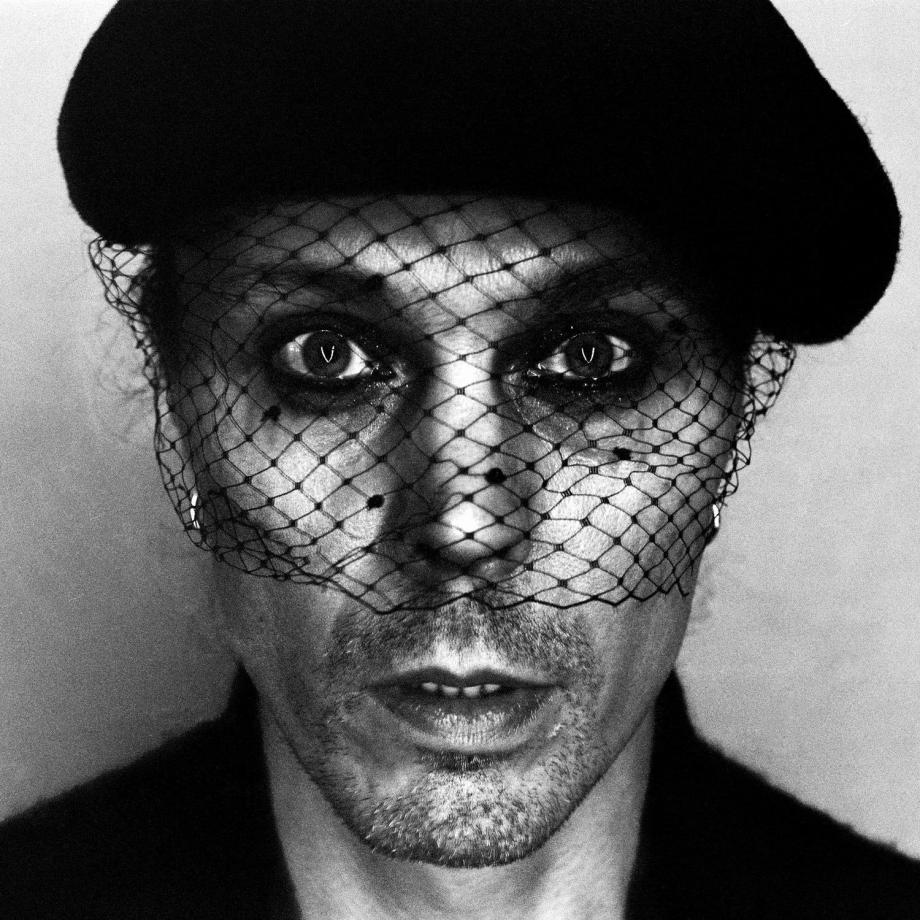 Ville Valos Gesicht mit Mütze und Trauerschleier