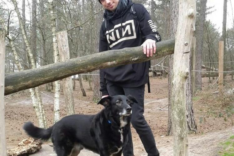 Joe mit einem NIN-Hoodie an neben seinem Hund