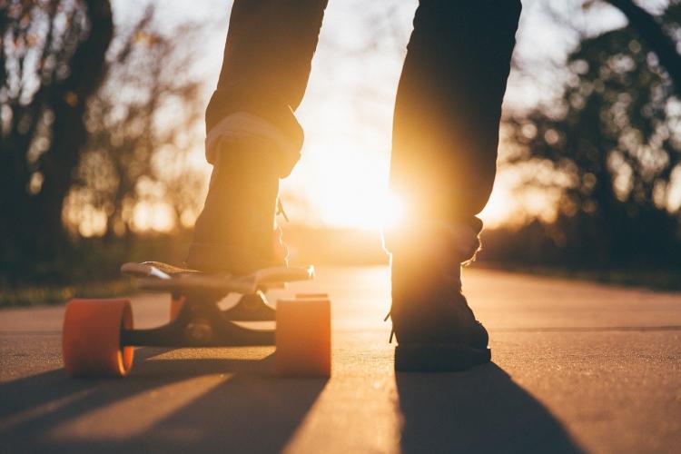Ein Skateboard gegen das Sonnenlicht.