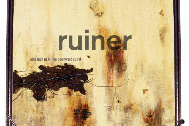 In Nägel gerahmtes Cover des von The Downward Spiral mit dem Wort "Ruiner" darüber.