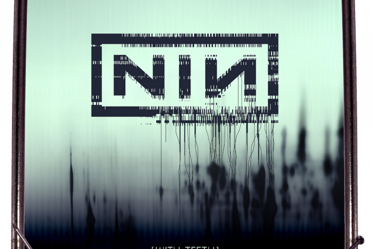 NIN-Logo auf blauem Untergrund von Nägeln umrahmt