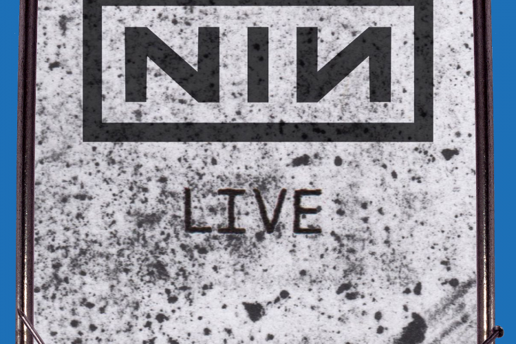 grauer Hintergrund und das NIN-Logo und das Wort "Live" darunter