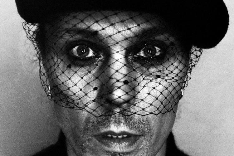 Ville Valos Gesicht mit Mütze und Trauerschleier